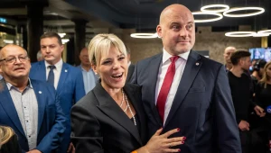Premier Andris Kulbergs i jego żona Anna po zamknięciu lokali wyborczych w sobotę