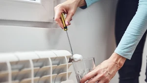 Góra grzejnika zimna jak lód? Hydraulicy polecają trik ze śrubokrętem
