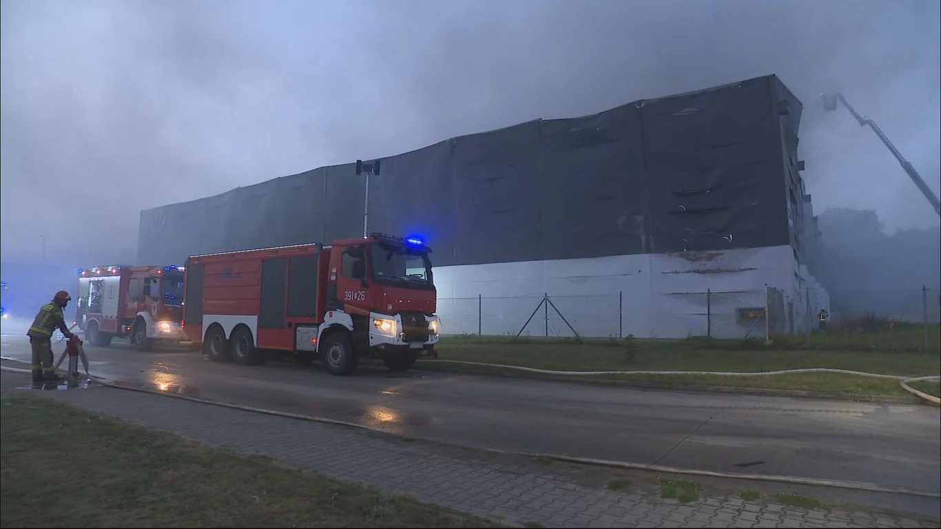 Strażacy dogaszają pożar hali w Słubicach. Wokół budynku wciąż utrzymuje się gęste zadymienie.