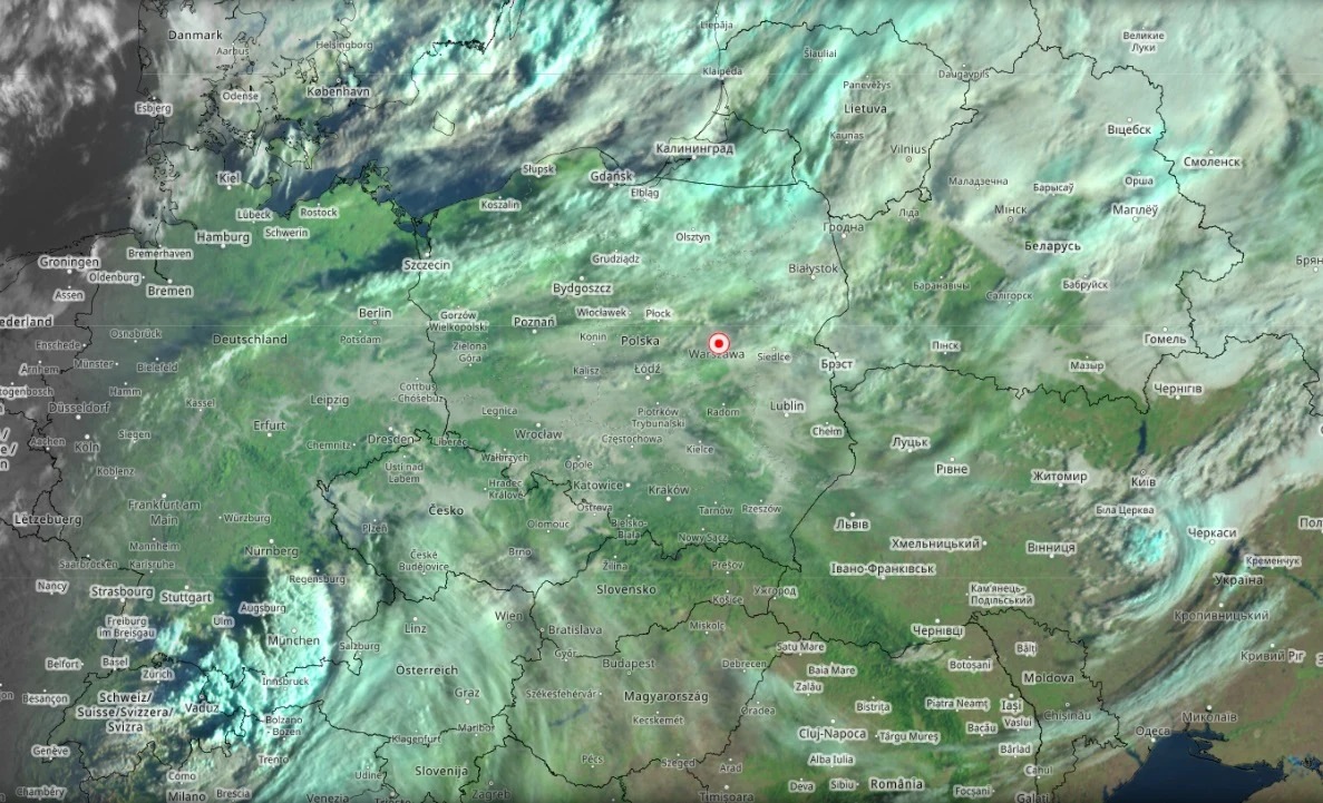 Poranek był mglisty w wielu miejscach, ale w ciągu dnia pogoda będzie słonecznie. Mgły wrócą w nocy z poniedziałku na wtorek Mapa Europy Środkowej z zaznaczonym punktem w Polsce oraz rozległym zachmurzeniem rozciągającym się od Francji przez Niemcy po Polskę, z wyraźnie widocznym systemem chmur nad południowo-zachodnią Europą.