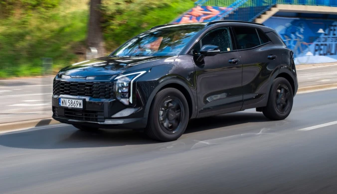 Sportage HEV rozwija 239 KM, a silnik elektryczny zapewnia mu zaskakująco szybką reakcję na gaz.