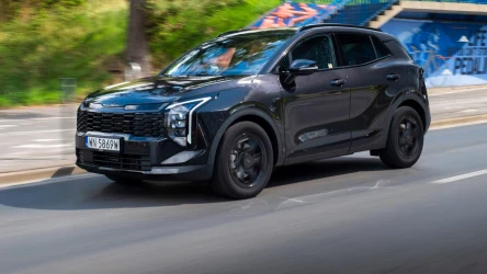 Sportage HEV rozwija 239 KM, a silnik elektryczny zapewnia mu zaskakująco szybką reakcję na gaz.