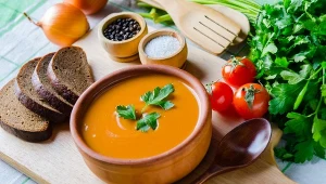 Zupa krem z papryki nabierze wyjątkowego smaku, gdy warzywa wcześniej upieczesz w piekarniku