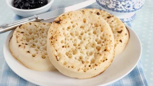 Charakterystyczne dziurki na crumpets doskonale wchłaniają masło