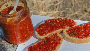 Gęsta i aromatyczna pasta z pieczonej papryki. na kanapki nie ma nic pyszniejszego