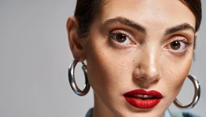 Czerwona szminka na jesień 2026. Klasyczna czerwień, wiśnia, bordo czy burgund?