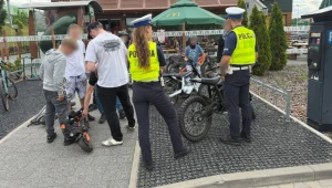 Policja coraz częściej łapie nieletnich jeżdżących jednośladami Surron.