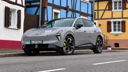 XPeng L03 ma 4,65 m długości i sylwetkę SUV-a coupe. Testowana wersja AWD Performance Ultra rozwija 431 KM.