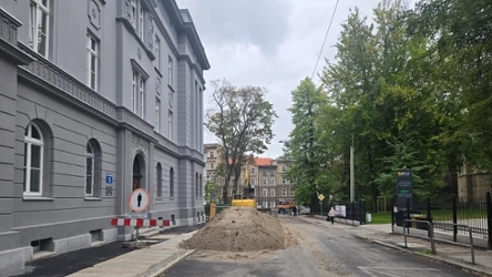 Prace drogowe przy Urzędzie Miasta w Wałbrzychu. Parking został tymczasowo zamknięty.