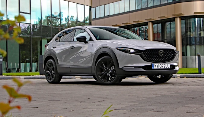 Mazda CX-30 Makoto z zewnątrz wyróżnia się czarnymi wstawkami