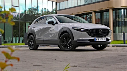 Mazda CX-30 Makoto z zewnątrz wyróżnia się czarnymi wstawkami
