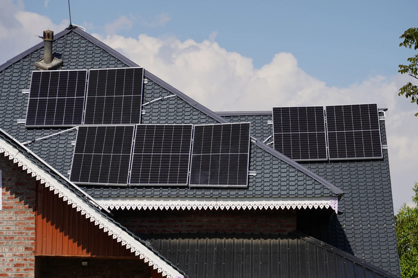 Wsparcie może objąć sam magazyn energii elektrycznej, magazyn ciepła oraz wymianę falownika na urządzenie współpracujące z magazynem. Panele fotowoltaiczne na grafitowym dachu domu, wsparte programem dopłat do magazynów energii.