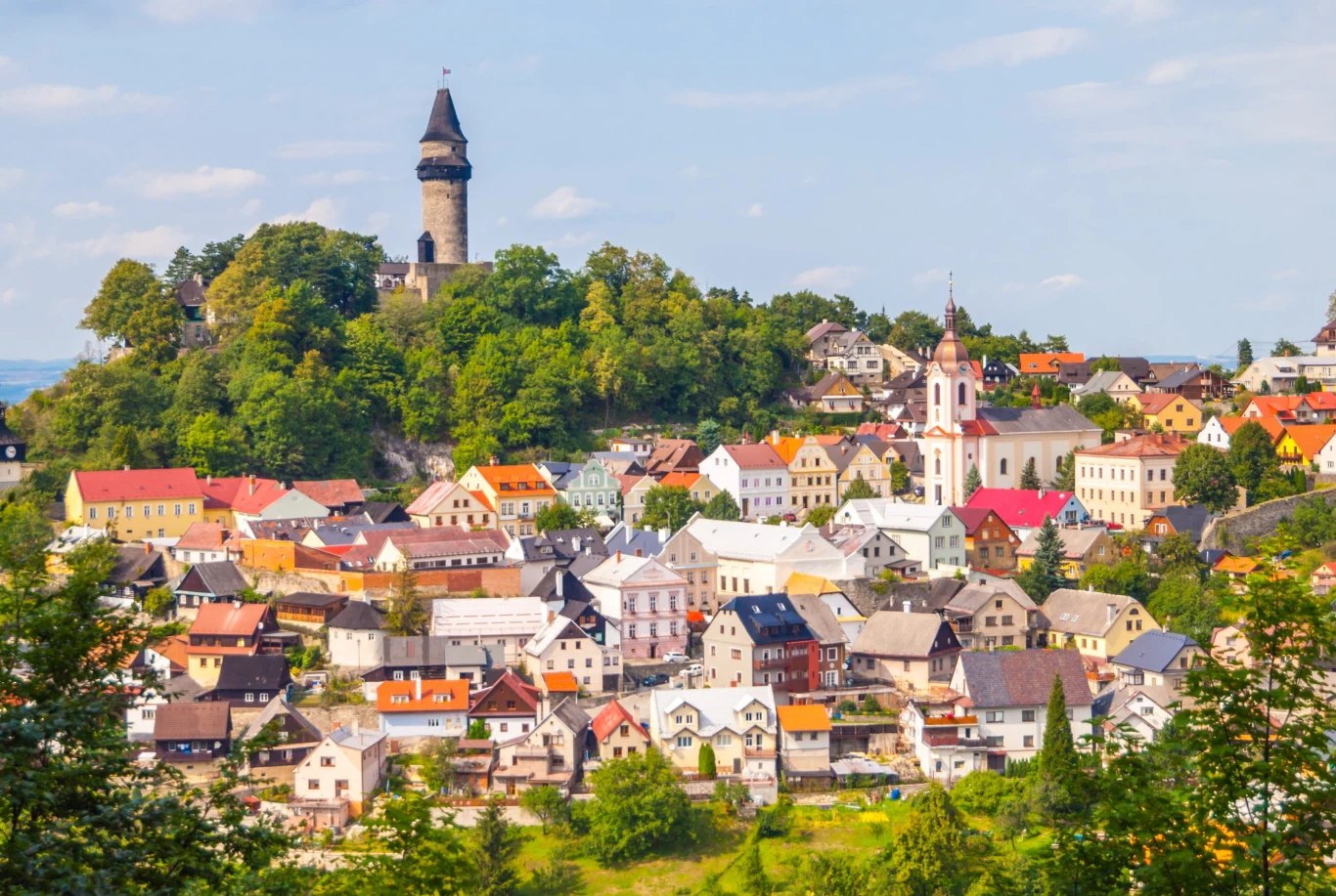Czeskie miasteczko niedaleko polskiej granicy, które zachwyca klimatem. Jesienią jest tutaj szczególnie urokliwie. Kolorowe domy w Štramberku otoczone zielenią, na wzgórzu wieża zamkowa Trúba.