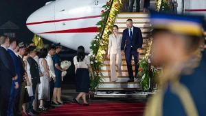 Wyszła z samolotu i zaskoczyła wszystkich. Nawrocka tak się ubrała w podróż