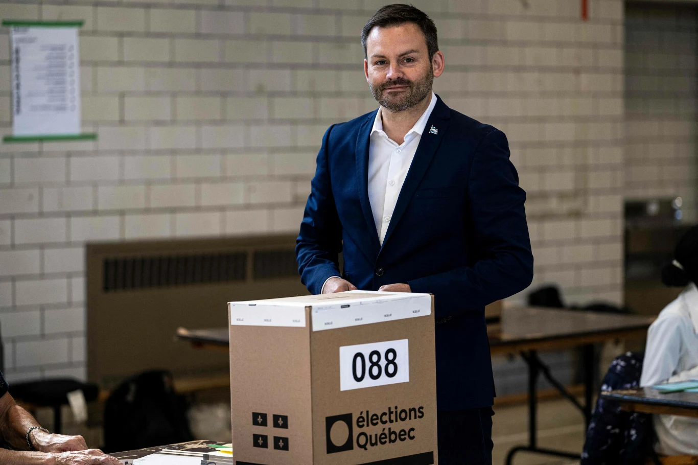 Lider Parti Québécois Paul St-Pierre Plamondon stoi przy urnie wyborczej podczas głosowania w Quebecu.