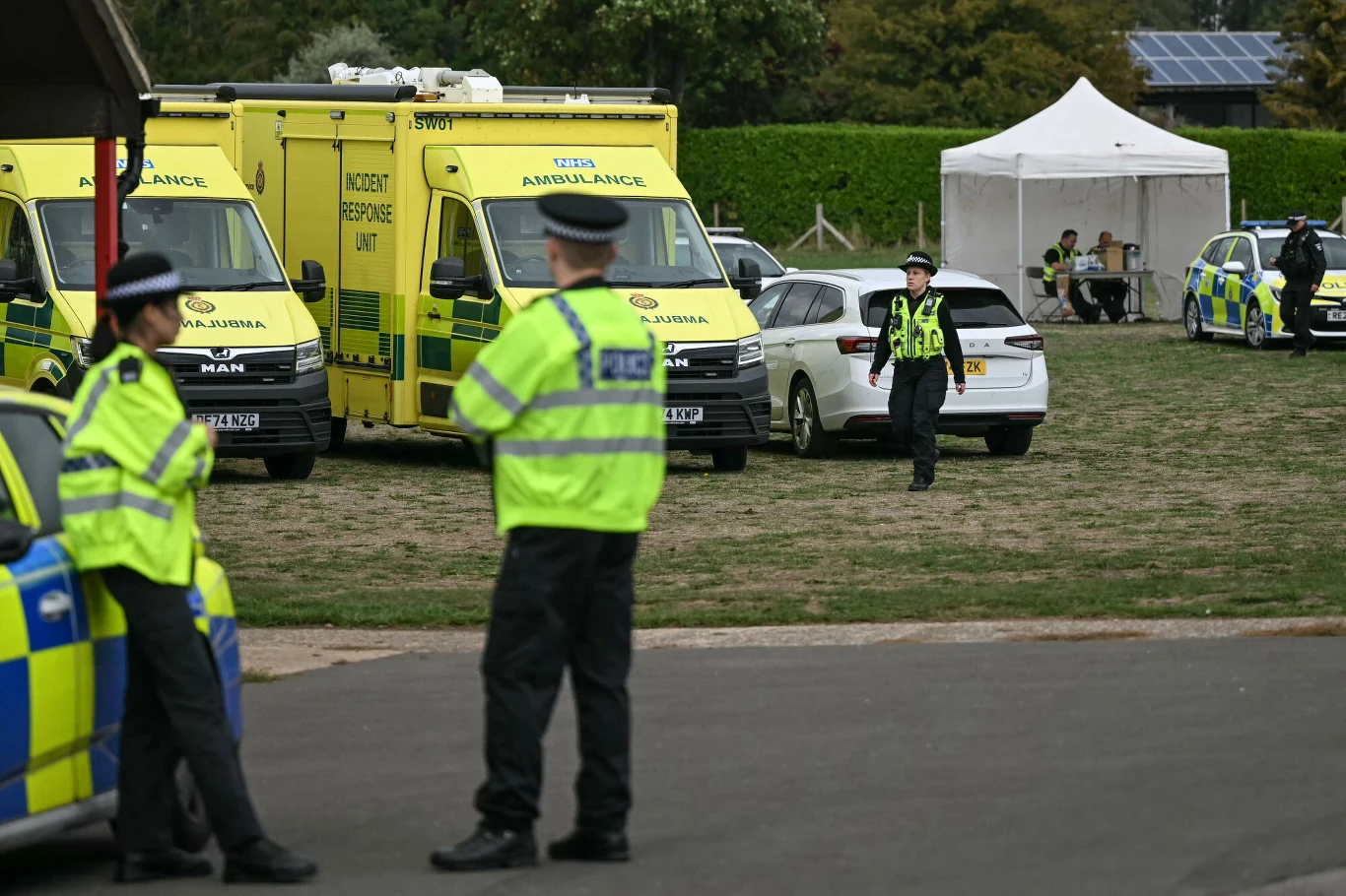 Służby w pobliżu amerykańskiej bazy RAF Fairford Brytyjska policja i służby ratunkowe w pobliżu bazy RAF Fairford po incydencie badanym przez służby antyterrorystyczne.