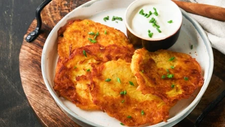 Placki ziemniaczane z parmezanem. Są wyraziste w smaku i niezwykle chrupiące. 