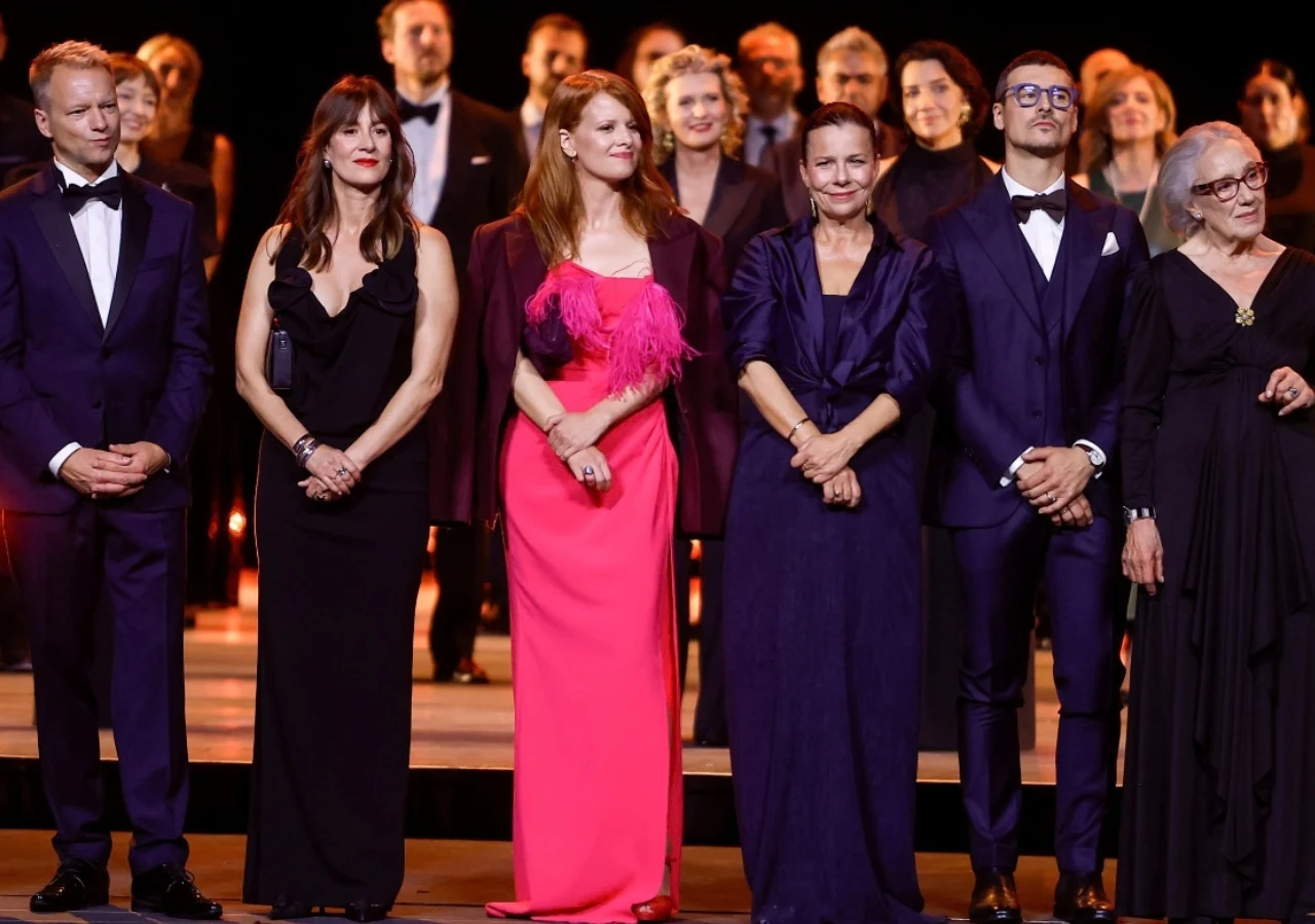 Premiera kinowej "Lalki" w Warszawie: Maciej Stuhr, Maja Ostaszewska, Karolina Gruszka, Agata Kulesza, Mateusz Damięcki, Maja Komorowska Grupa elegancko ubranych osób stoi w pierwszym rzędzie na scenie, kobiety w wieczorowych sukniach, mężczyźni w garniturach, za nimi widać kolejne osoby w tle, wszyscy skupieni i patrzący w jednym kierunku.