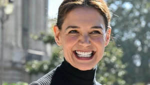 Katie Holmes zachwyciła na Paryskim Tygodniu Mody. Do Francji przyleciała z partnerem