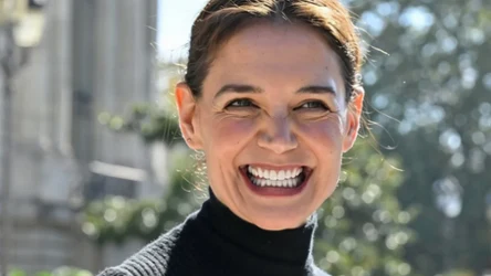 Katie Holmes zachwyciła na Paryskim Tygodniu Mody. Do Francji przyleciała z partnerem