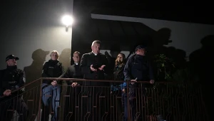 Biskup Roman Pindel przemawia podczas spotkania z mieszkańcami parafii w Grojcu