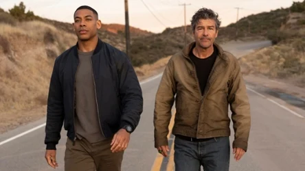 Aaron Pierre i Kyle Chandler w serialu "Latarnie"