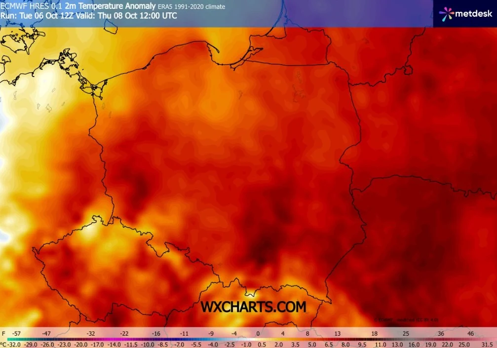 Mapa Polski i okolic z graficznym przedstawieniem anomalii temperatury, gdzie przeważają barwy czerwone i pomarańczowe, wskazujące znaczne przekroczenie średniej temperatury względem normy wieloletniej.