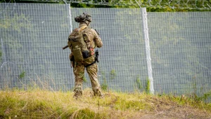 Łotwa. Uzbrojeni mężczyźni, eskortujący nielegalnych migrantów, grozili żołnierzom na granicy z Białorusią
