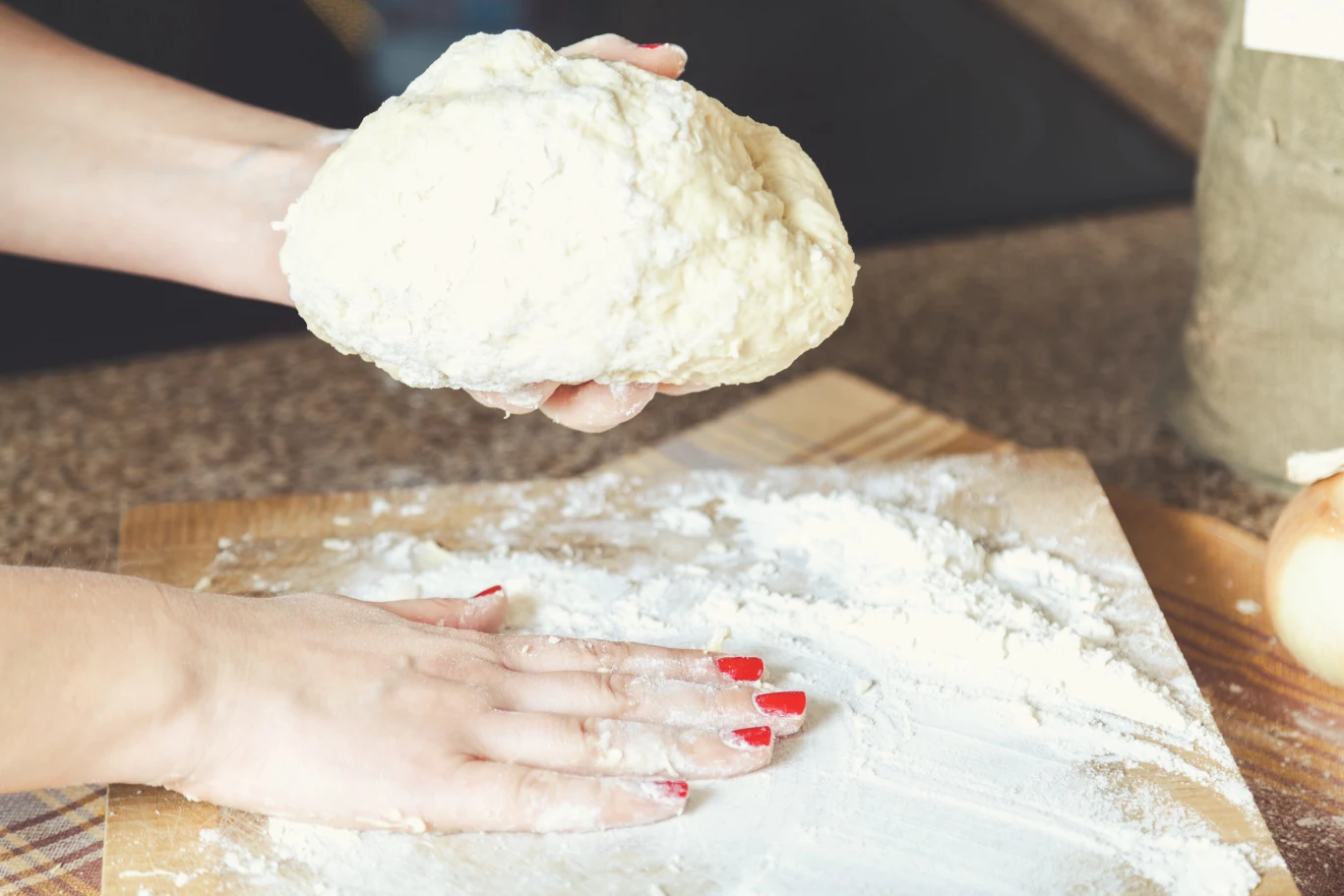 Ciasto na pierogi z przepisu Magdy Gessler jest najlepsze. Kobieta wyrabia ciasto na pierogi