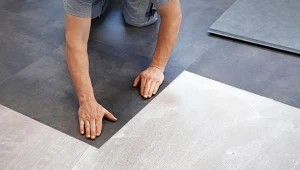 Coraz więcej Polaków wybiera ją zamiast laminatu. Podłoga odporna na wodę