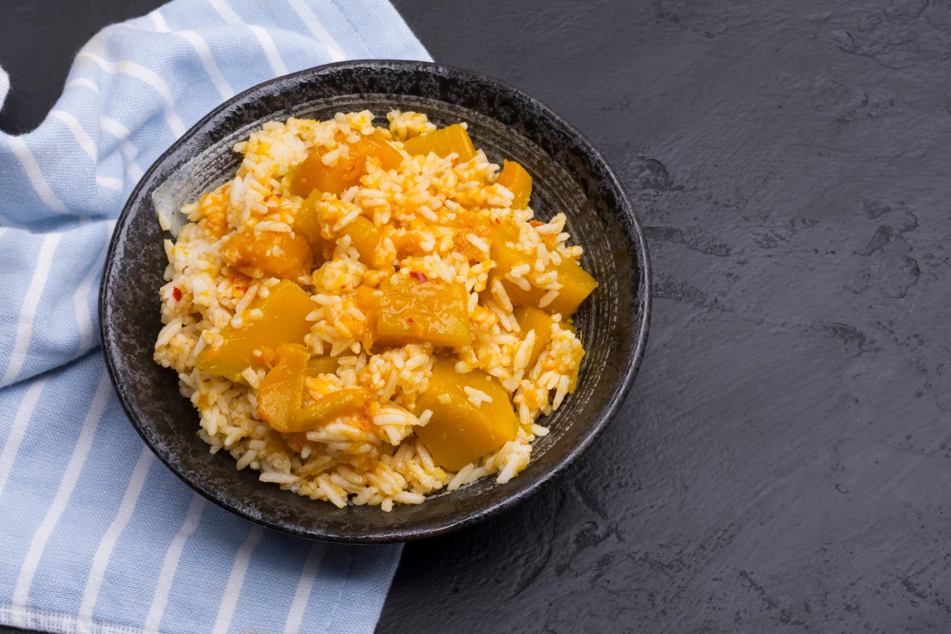 Zamiast zupy krem robię dyniowe curry. Rozgrzewa w chłodne dni Aromatyczne dyniowe curry z czerwoną soczewicą i mleczkiem kokosowym podane z ryżem.