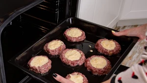 Zapiekane kotlety mielone z niespodzianką na niedzielny obiad i specjalne okazje. 