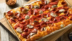 Wraca moda na pizzę z prostokątnej blachy na grubym spodzie