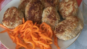 Kotlety mielone wychodzą suche? Dodaj ten składnik, a problem zniknie 