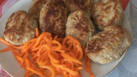 Kotlety mielone z dodatkiem kwaśnej śmietany. Dodaj dwie łyżki, a będą soczyste. 