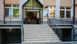 Atak nożownika w szkole w Ostrołęce. Trwa akcja policji