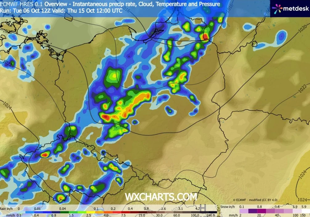 Fronty atmosferyczne w przyszłym tygodniu przesuną się z zachodu na wschód Intensywne pasmo opadów atmosferycznych rozciągające się z południowego zachodu na północny wschód Polski, z największą koncentracją opadów w centralnej części kraju, widoczne kolorowe oznaczenia przedstawiają natężenie deszczu i chmur według skali bar...