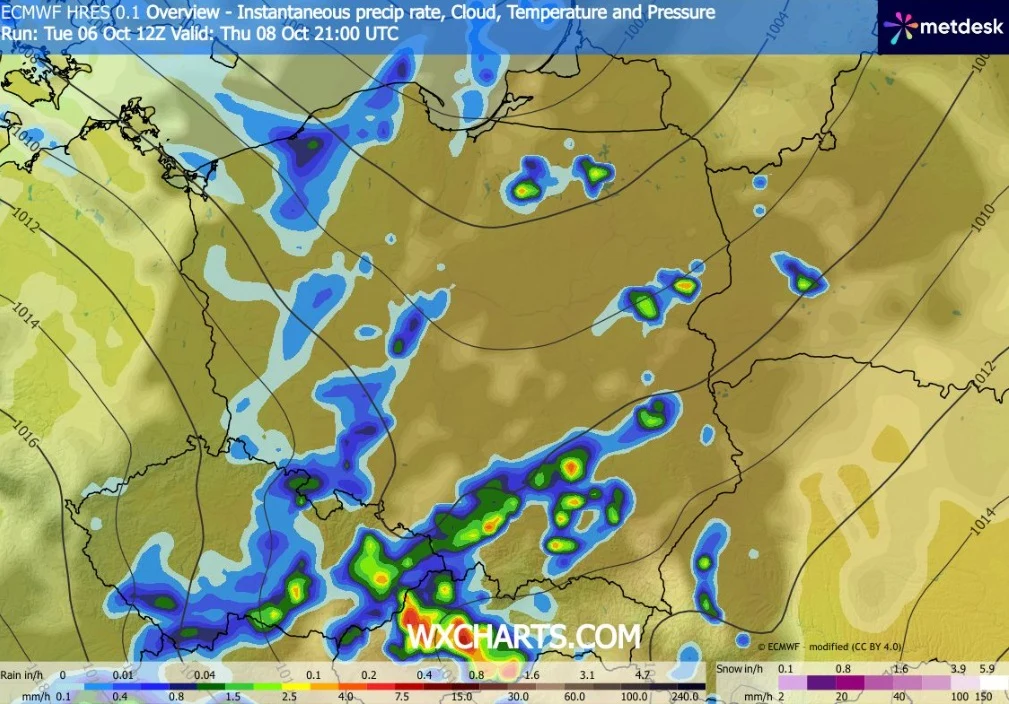 Czwartek będzie bardziej pochmurny i deszczowy. Do Polski zaczną napływać fronty atmosferyczne Mapa pogodowa Polski z wyraźnym pasem intensywnych opadów deszczu i burz rozciągającym się przez południową część kraju, zaznaczonym na kolorowo, podczas gdy północne regiony pozostają w większości suche.
