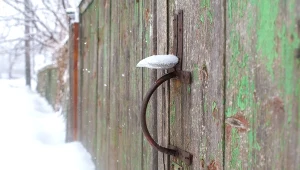 Metal i drewno mają tę samą temperaturę. Dlaczego metal jest zimniejszy?