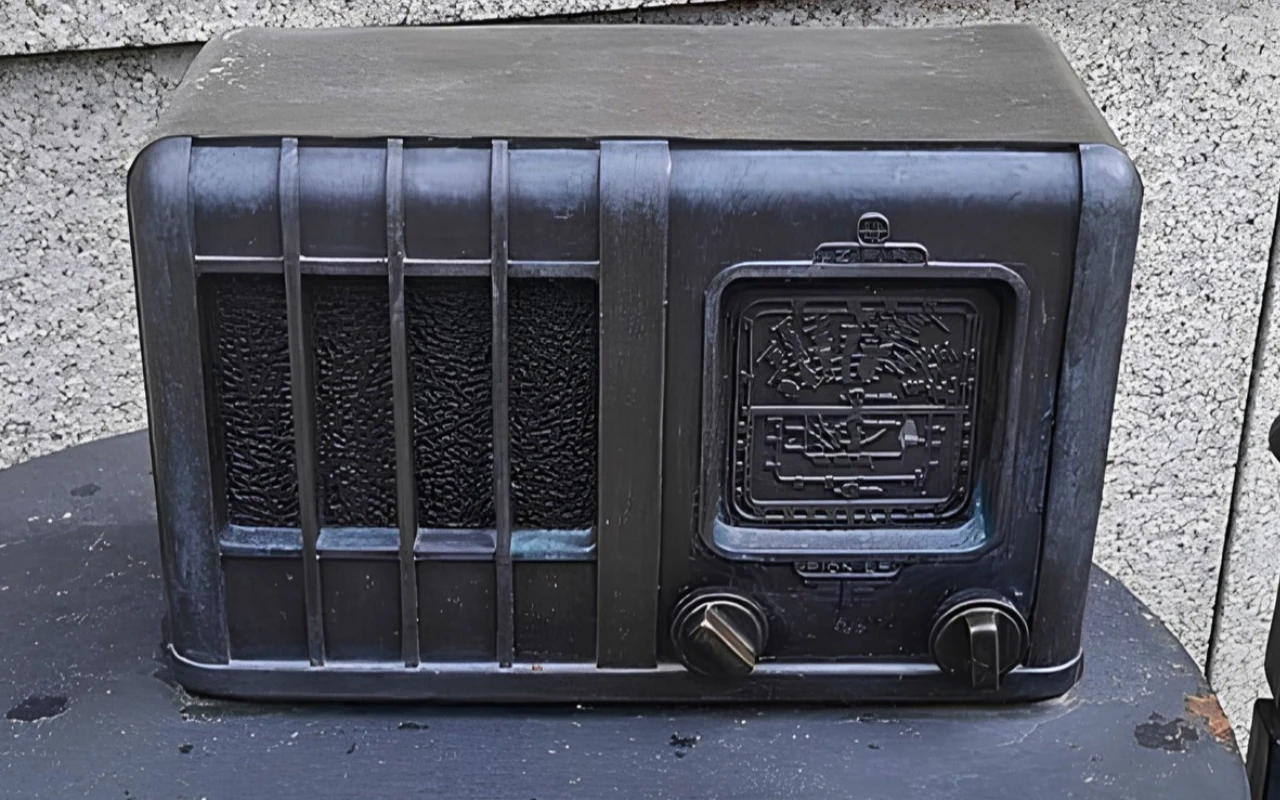 "Pionier" w Dzierżoniowie Rzeźba radioodbiornika "Pionier".