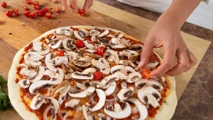 Domowa pizza, która smakuje jak z włoskiej restauracji. Zrobisz ją szybciej, niż zakupy w osiedlowym sklepiku