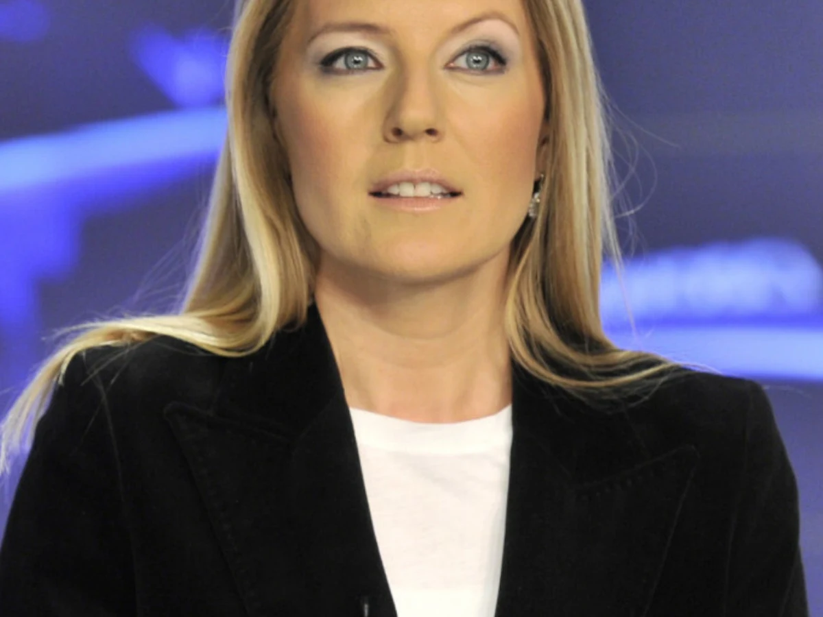 Małgorzata Wyszyńska Małgorzata Wyszyńska, była dziennikarka TVP, ubrana w czarną marynarkę i białą bluzkę.