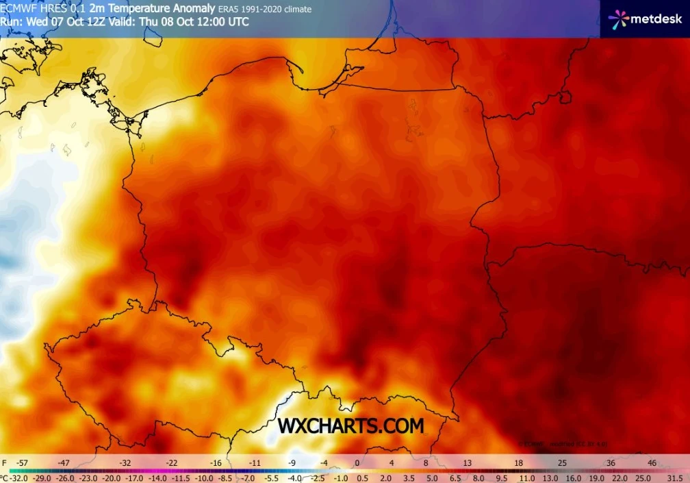 Mapa ukazująca anomalię temperatur w Polsce i części krajów sąsiednich, z wyraźnie podwyższonymi wartościami temperatur w centralnej i wschodniej części obszaru, odwzorowanymi przy pomocy intensywnych odcieni czerwieni i pomarańczy.