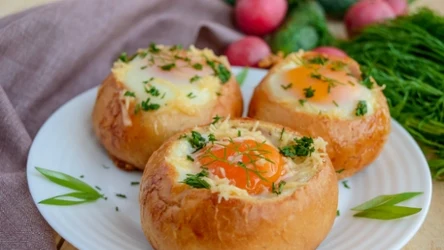Pieczone bułki śniadaniowe z jajkiem to pomysł na sycące śniadanie.