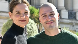 Katie Holmes zachwyciła na Paryskim Tygodniu Mody. Do Francji przyleciała z partnerem