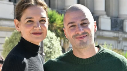 Katie Holmes zachwyciła na Paryskim Tygodniu Mody. Do Francji przyleciała z partnerem