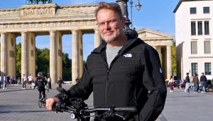 Tomasz Konieczny w Berlinie. Słynny polski śpiewak operowy do pracy jeździ rowerem