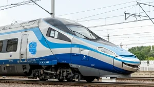 Pasażerowie PKP Intercity przetestują internet satelitarny na pokładzie pociągu Pendolino. 