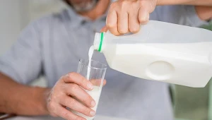 Naukowcy od lat badają związek między spożyciem nabiału a ryzykiem raka prostaty. Wyniki niektórych analiz sugerują, że duże ilości produktów mlecznych w diecie mogą mieć znaczenie dla rozwoju choroby