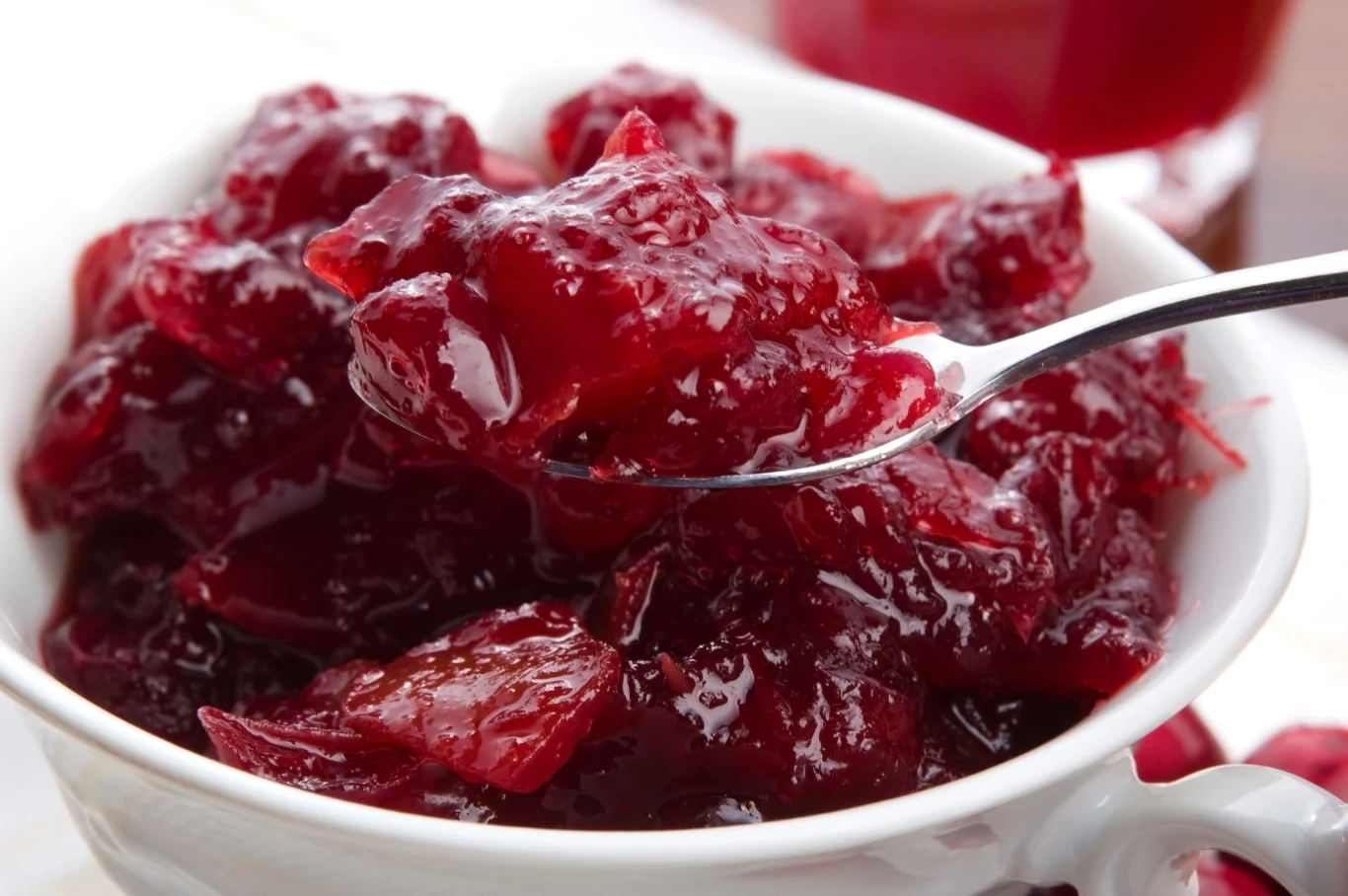 Sos żurawinowy podkreśla smak drobiu lepiej niż grzybowy. Jest prosty w przygotowaniu, więc zrobi go nawet słaby kucharz. Sos żurawinowy podkreśla smak drobiu lepiej niż grzybowy. Jest prosty w przygotowaniu, więc zrobi go nawet słaby kucharz.